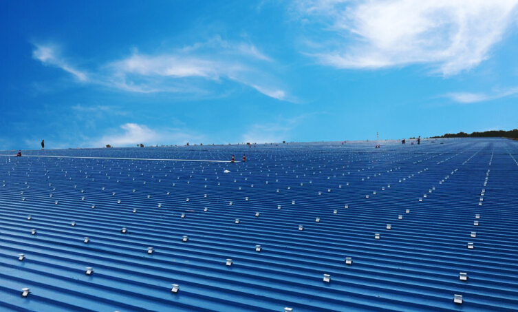  Antaisolar Aseguró varios racks solares en la azotea grande en 2018 
